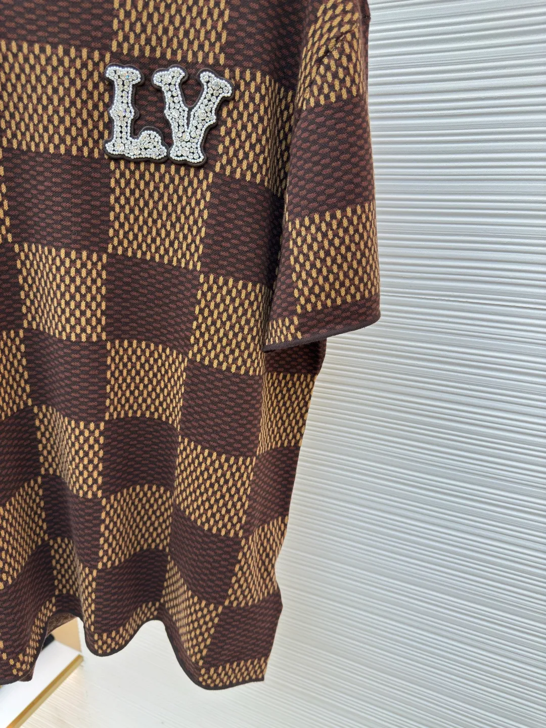 LOUIS VUITTON plaid beaded woolen short sleeves ●Authentic product: Purchased and developed at 9950 ●Item number: 1680085-B05 ●Fabric: wool fabric ●Technology: knitting ●Version: fitted version ●Weight: about 330 grams ●Size: XS-S-M-L ●Description: The wool material is made of 100% fully combed cotton yarn, and the fabric piece is woven using a Stoll 16-needle ultra-fine machine imported from Germany worth 47W. It is woven at a parallel and even speed with reference to the original three-color jacquard structure. Each piece takes 270 minutes. During the weaving, 7 sand spits are used to alternately knit back and forth. The number of knitting rows for a single front garment hanging wool is as high as Line 6352... Only after random inspection can we carry out seam selection, washing, and hand-ordering of the original main label, wash mark, details down to the height of the wash mark, stitching method, and final ironing. Only after a general inspection can we package and ship. It is not like those ordinary computerized flat knitting machines. In order to rush the goods, the speed is turned to the limit, and the stitches of the knitted garments are different in size, code, and patterns. The overall wiring is straight and delicate, the fabric is comfortable and soft, and the color is consistent without color difference. It can be matched with the same style to create a fashionable look and control various occasions. Customized accessories, complete with three standards, same style for men and women!